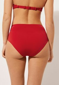 Röd hög midja bikiniunderdel i slätt tyg, med en enfärgad design och rena linjer, som erbjuder full täckning.