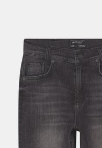 Jean en denim gris foncé avec un design classique à cinq poches, comportant une fermeture à bouton et un léger dégradé pour la texture. L'étiquette indique "BLUEEFFECT."