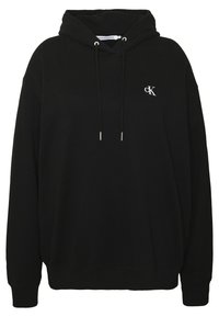 Czarna bluza z kapturem wykonana z miękkiego materiału, posiadająca kieszeń z przodu, sznurek do regulacji kaptura oraz małe białe haftowane logo na klatce piersiowej.