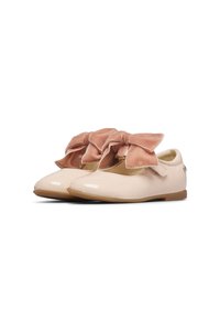 Ballerine in vernice rosa pallido con un grande fiocco in satin sulla parte anteriore, chiusura con velcro e suola in gomma flessibile.