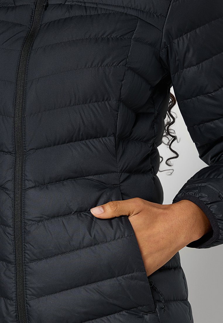 Czarna kurtka puffer z pikowanym wzorem, stojącym kołnierzem, zamek błyskawiczny i bocznymi kieszeniami. Materiał wydaje się gładki z matowym wykończeniem.