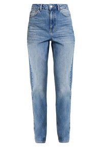 Vaaleansiniset farkut suoran lahkeen mallilla ja korkealla vyötäröllä, joissa on nappisuljenta ja viisi taskua. Kuluneen näköiset yksityiskohdat reiden kohdalla.