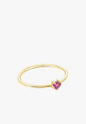 Anillo de oro con una banda lisa que presenta una gema rosa redonda, firmemente engastada en un montaje de seis garras, que muestra un diseño elegante.
