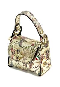 Sac à main à motif floral avec une surface métallique dorée, une poignée courbée, un accent en forme de papillon décoratif et un petit charme en forme de drapeau italien.
