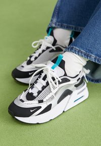AIR MAX FURYOSA NRG - Tenisky - white/black/metallic silver/dusty cactus