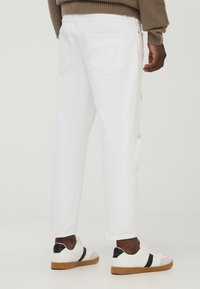 Terranova Jeans Tapered Fit - bianco