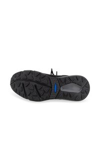 Semelle de chaussure de sport noire en caoutchouc texturé pour une adhérence optimale. Présente un accent bleu et un motif de crampons triangulaires pour une meilleure prise.