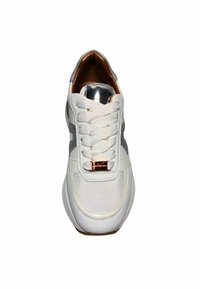 Witte sneaker met metallic accenten en grijze details, met een leren bovenwerk, dikke veters en een gevoerde zoolontwerp.