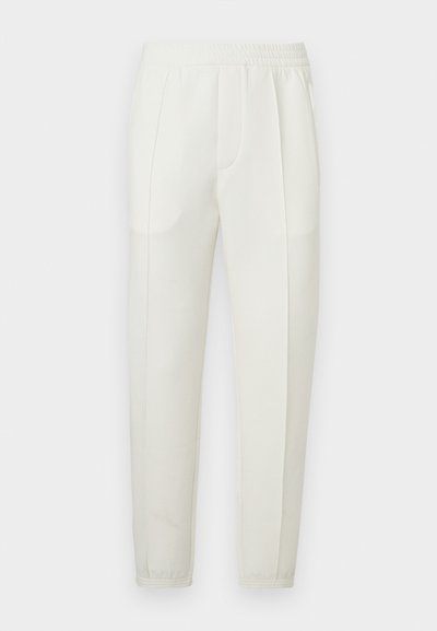 Biele úzke nohavice s elastickým pásom, obsahujúce dve bočné vrecká a hladkú, mierne lesklú textúru.