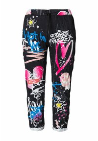 Pantalons noirs ornés de designs de graffiti colorés en rose, bleu et blanc, avec une texture froissée et une jambe fuselée. Ceinture élastique avec cordon de serrage.