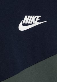 Nike Sportswear SPORTSWEAR - Tepláková souprava - obsidian/vintage green/white