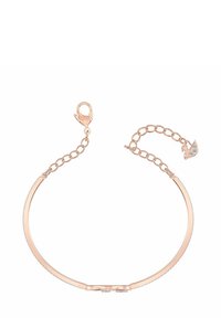 Armband aus Roségold mit geschwungenem Design, das entlang einer Kante kleine klare Steine zeigt, sowie einem Verschluss mit einem dekorativen Anhänger.