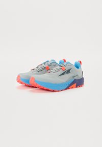 Graue Laufschuhe mit einer blauen Zwischensohle und einer pinken Außensohle. Das Obermaterial besteht aus texturiertem Mesh, und Akzente umfassen orangefarbene und tealfarbene Details.
