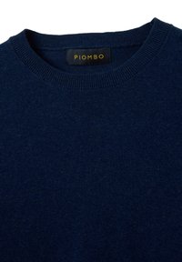 Maglione a maglia blu navy con scollatura rotonda, realizzato in un morbido tessuto testurizzato. Presenta un'etichetta con "PIOMBO" in lettere gialle.
