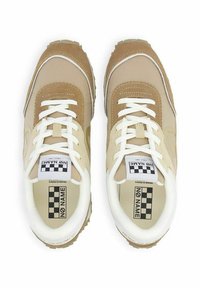Beige sneakers met een bovenwerk van mesh en suède, witte veters en een rubberen zool. Met zwart-wit geblokt logo op de tong.