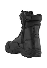 Zwarte tactische laars met een vetersluiting aan de voorkant, zijrits, gepolsterde kraag en duurzame rubberen zool met gestructureerde grippatronen.