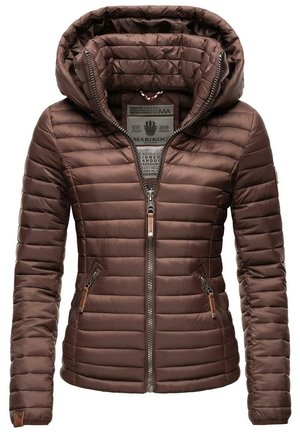 Smeđi podstavljeni kaput s kapuljačom, s zatvaranjem na zip, dva bočna džepa i teksturiranim horizontalnim prešanim uzorkom.