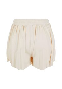 Elastiska shorts i en mjuk beige tyg, med en lös passform och draperad design, sidofickor och subtila veckdetaljer.