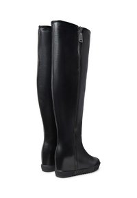 Stivali di gomma neri al ginocchio con un design elegante, chiusura con zip laterale e suola texturizzata, con un logo discreto sul tallone.