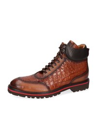 Botas de cuero marrón con cordones y textura de cocodrilo, punta redonda, cuello de cuero acolchado y suela de goma con acentos rojos.