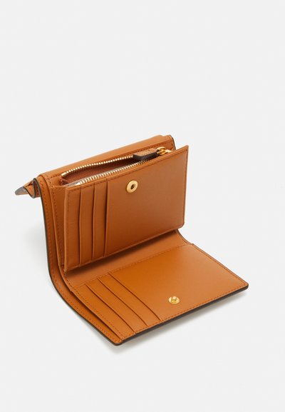 Cartera de cuero marrón claro con un compartimento con cremallera, múltiples ranuras para tarjetas y un cierre a presión. Textura suave y acentos de hardware en tono dorado.