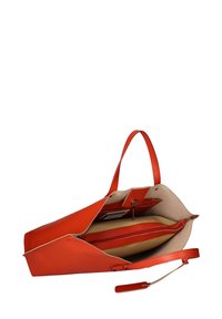 Borsa a mano in pelle rossa con design strutturato, dotata di due manici, apertura superiore e interno crema con un vano con zip rossa.