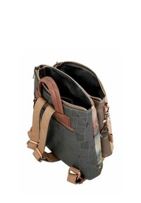 Graue Tasche mit Muster, braunen Lederakzenten, einem oberen Griff und verstellbaren Riemen. Verfügt über zwei Reißverschlussfächer und dekorative Beschläge.