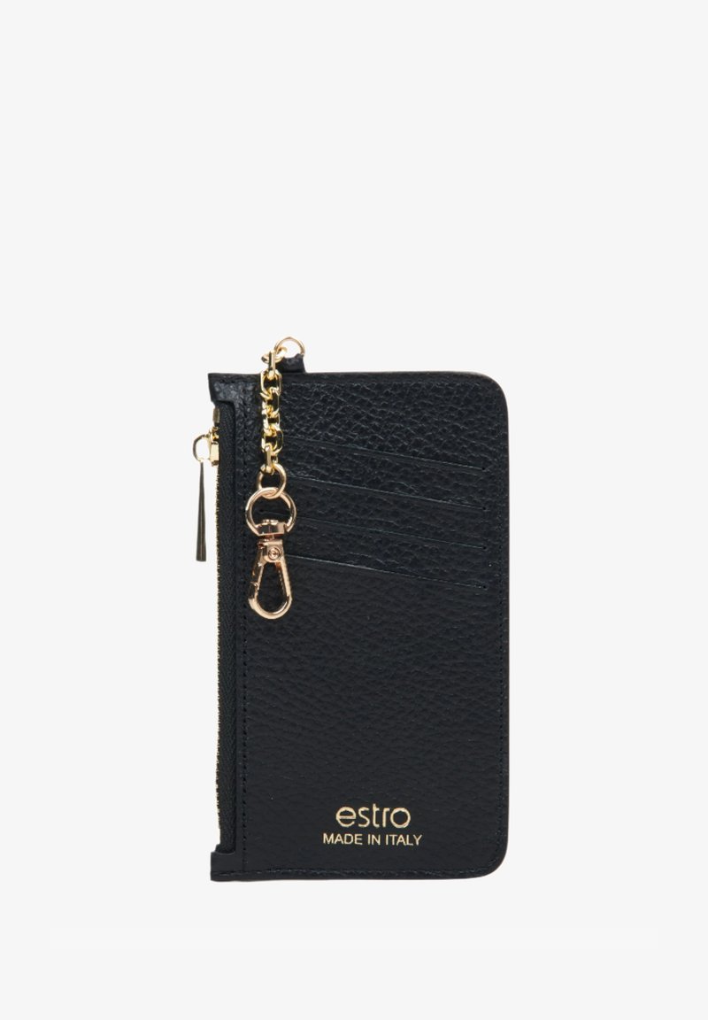 Černá kožená peněženka s texturovaným povrchem, obsahuje zlatý řetízkový popruh, více slotů na karty a kapsu na zip. Logo značky embosované ve zlaté barvě.
