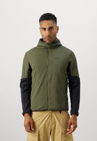Veste vert olive avec une capuche et des manches noires, dotée d'une fermeture éclair à l'avant et de détails de logo. Conçue avec une texture légère et douce.