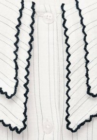 Bela srajca s tankimi modrimi črtami, ki ima nabran ovratnik z mornarsko modrim robom in okroglo prozorno gumbom na vratu.