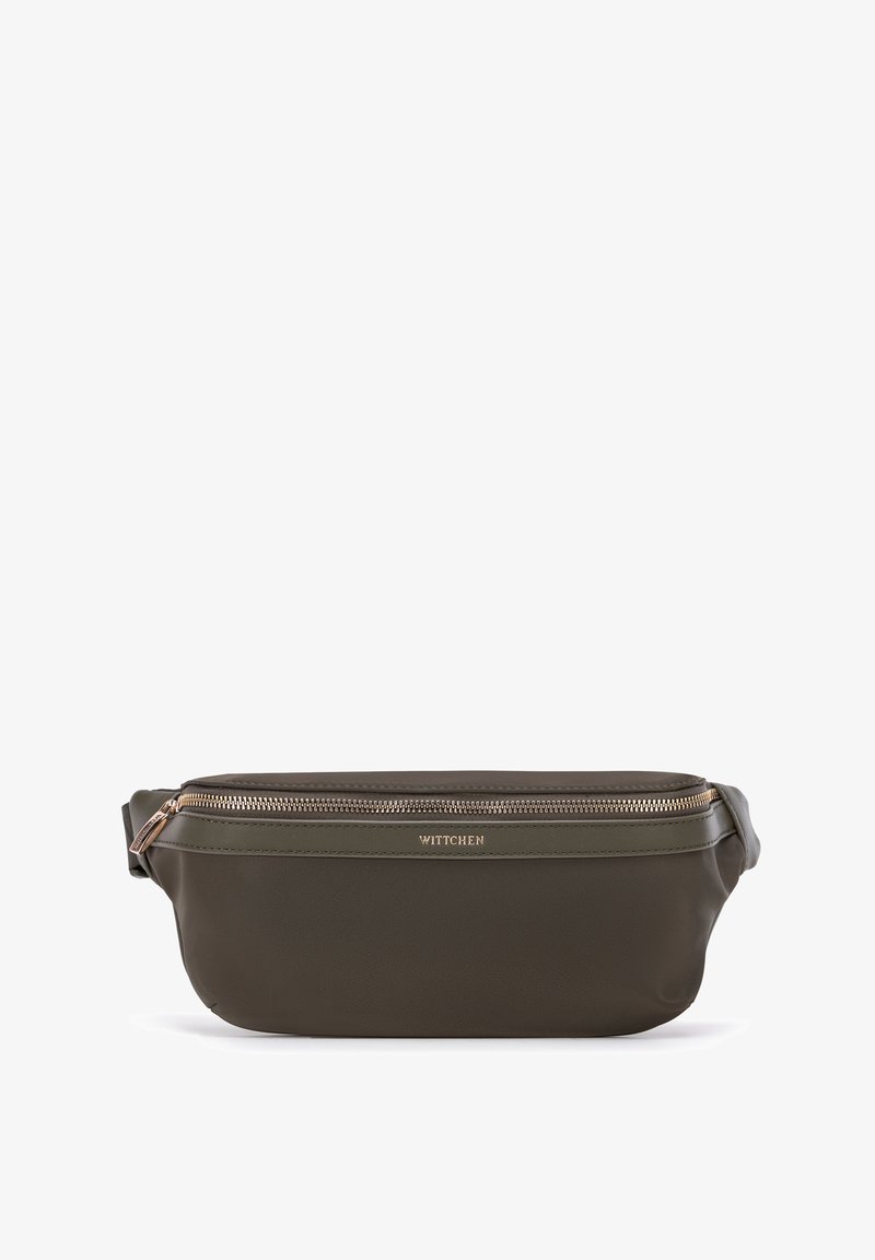 Marsupio color verde oliva realizzato in materiale sintetico testurizzato. Presenta una cerniera in tonalità dorata e un logo discreto sul pannello frontale. Design compatto.