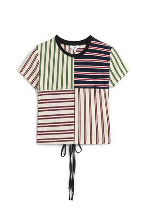 Top a maniche corte con design patchwork che presenta strisce verticali e orizzontali in verde, blu scuro, bordeaux e crema. Nodo regolabile nella parte inferiore.