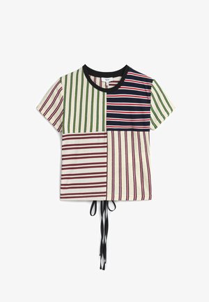 Kurzarmtop mit einem Patchworkdesign, das vertikale und horizontale Streifen in Grün, Marineblau, Bordeaux und Creme zeigt. Verstellbare Bänder am Saum.