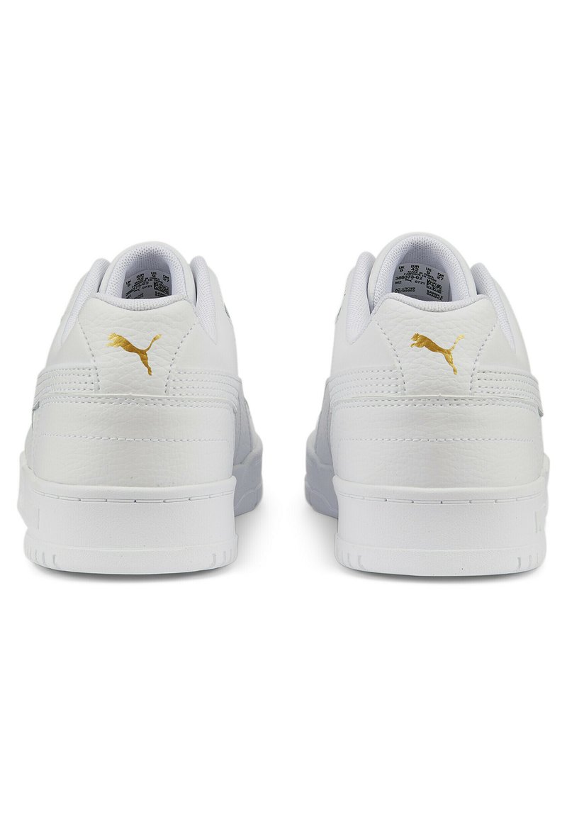 Białe sneakersy z teksturowanej skóry i materiału syntetycznego, z złotym logo Pumy na pięcie i wyściełanym kołnierzem dla komfortu.