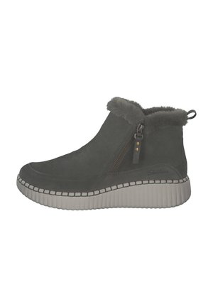 Bottine en suede grise avec doublure en fausse fourrure, fermeture éclair sur le côté et semelle en caoutchouc blanc texturé avec des accents cousus.