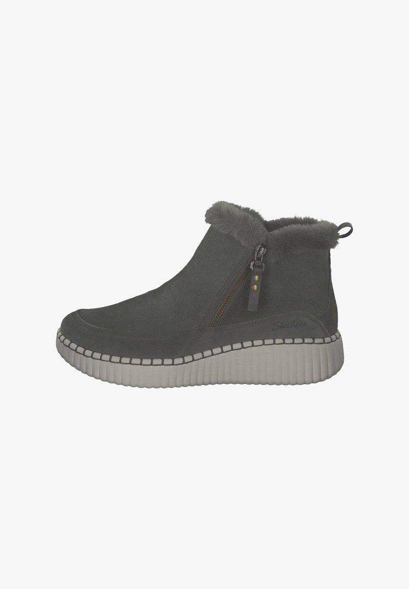 Bottine en suede grise avec doublure en fausse fourrure, fermeture éclair sur le côté et semelle en caoutchouc blanc texturé avec des accents cousus.