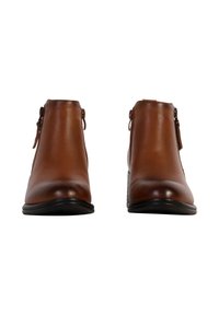 Bruine leren enkellaarzen met een gladde textuur, ronde neus, zijkleppers en een lage, stevige hak.