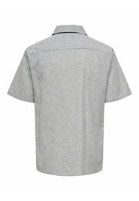 Kortärmad skjorta i ljusgrått med vertikala blå ränder, med krage och rak baksida, tillverkad av ett mjukt tyg.