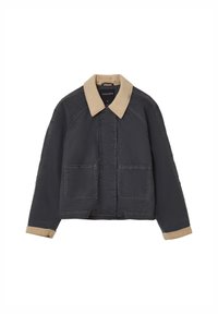 Giacca in tela grigia con colletto in corduroy beige, due tasche frontali e cuciture a contrasto. Presenta una vestibilità rilassata e un design corto.