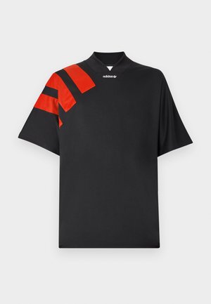 Camiseta negra de manga corta con cuello alto, con detalles brillantes en rojo y rayas diagonales en el hombro izquierdo. Textura suave.