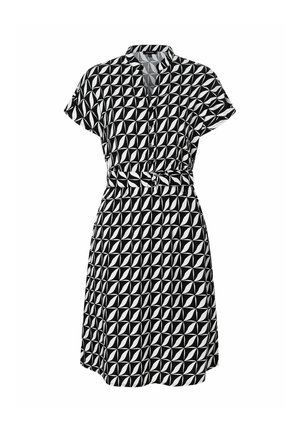 Vestido de manga corta con estampado geométrico en blanco y negro, botones en la parte delantera y cinturón a juego en la cintura.