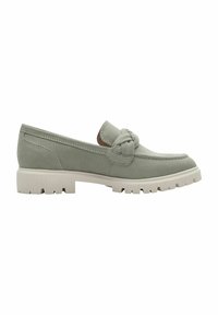 Mocassino in suede verde chiaro con dettaglio annodato sulla parte anteriore, dotato di una suola in gomma bianca testurizzata e cuciture sottili.
