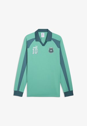 Langærmet turkis og blågrøn Puma fodboldtrøje med krave, nummer 10 på højre bryst og holdemblem på venstre bryst.