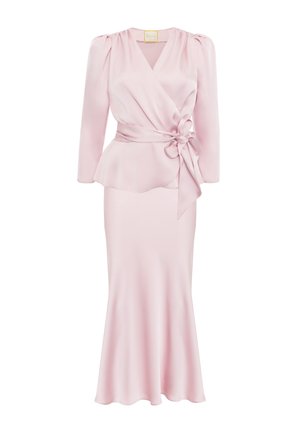 Jasnoróżowa sukienka midi z satyny, o kopertowym kroju, z długimi rękawami, dekoltem w szpic, talią z baskinką oraz wiązaną kokardą z boku.