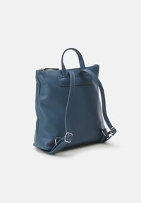 Sac à dos en cuir bleu avec deux poignées, bretelles réglables et fermeture éclair. Surface texturée avec une légère brillance et des accessoires métalliques.