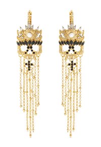 Goldfarbene Ohrringe mit Totenkopfdesign, verziert mit schwarzen und klaren Steinen, herabfallenden Ketten, filigranen Details und einem Blumenkranzakzent.