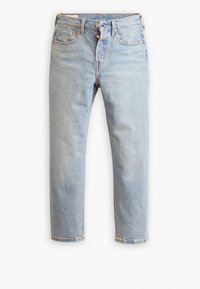 Jeans de mezclilla azul claro con corte recto, cierre de botón, diseño de cinco bolsillos y patrón discreto de desgaste en los muslos.