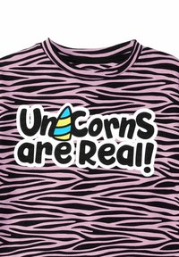 Schwarz-rosa gestreiftes T-Shirt mit dem weißen und schwarzen Text "Einhörner sind echt!" und einer Grafik eines blauen und gelben Einhorns.