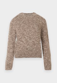 Barna kötött pulóver kerek nyakkivágással, hosszú ujjal és bordázott szegéllyel. Az anyag puha tapintású, foltos mintázattal.