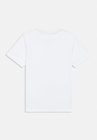 Λευκό βαμβακερό μπλουζάκι, με κοντά μανίκια, στρογγυλή λαιμόκοψη, απλό σχέδιο χωρίς σχέδια ή λογότυπα. Ομαλή υφή, κανονική εφαρμογή.